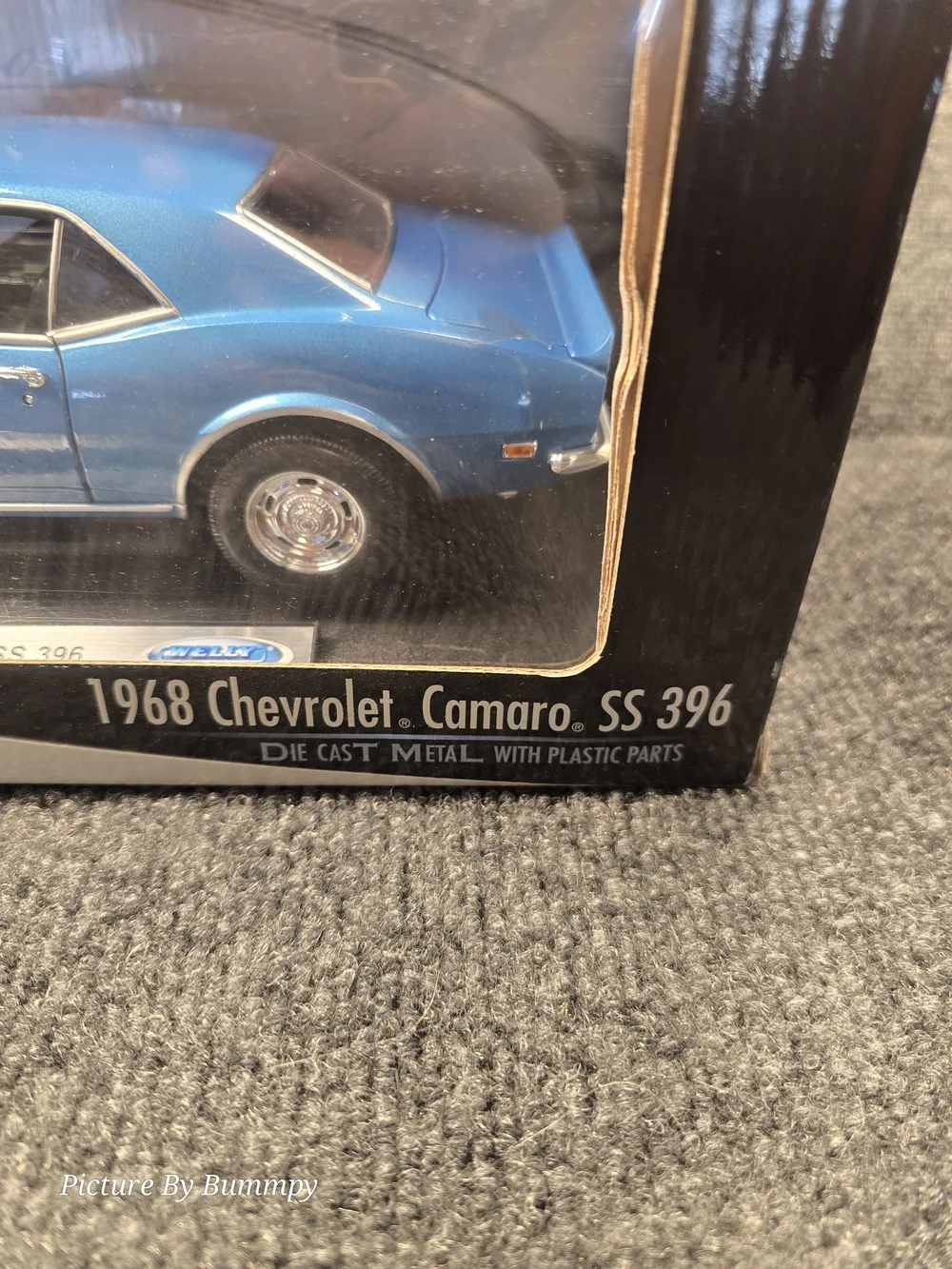 1:18 scale Welly diecast model of a 1968 Chevrolet Camaro SS 396 - Blue